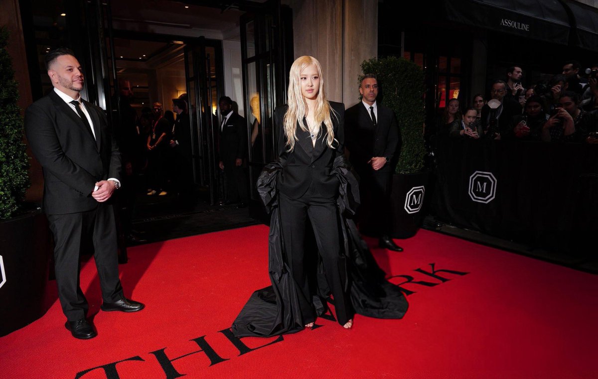 roseannepics's tweet photo. ROSÉ AT MET GALA https://t.co/2fN5KbSSRL