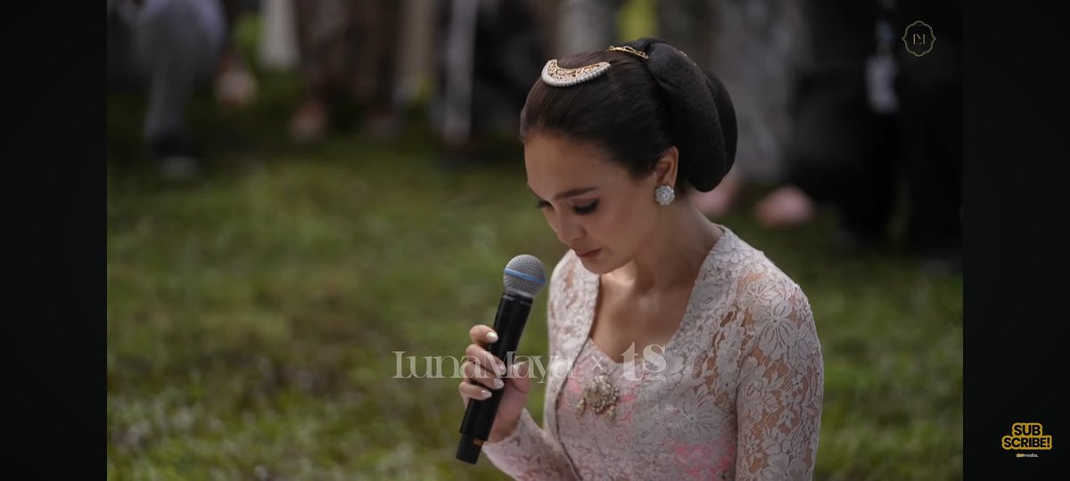 999o7i's tweet photo. Akhirnya Luna Maya cantik ya acara sungkeman dan siraman jelang pernikahan sampe terharu https://t.co/kIsdxwAqkd