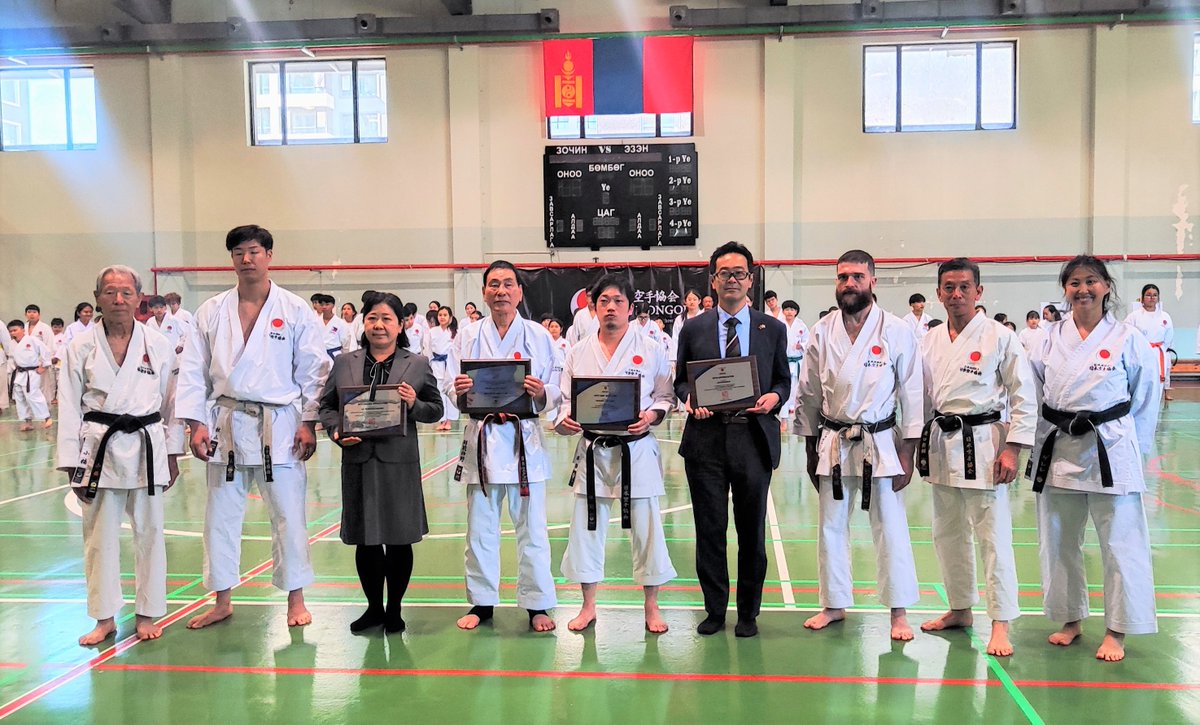5-р сарын 2-нд Хан Хиллс спорт цогцолборт болсон Монгол дахь Япон Каратэгийн холбооны гуравдугаар семинарт олон улсын каратэгийн тамирчид, каратэ сонирхон суралцагч 200 гаруй хүн оролцож, Японоос ирсэн шихан, багш нарын сургалт дор ур чадвараа дээшлүүллээ. mn.emb-japan.go.jp/itpr_ja/3rd_JK…