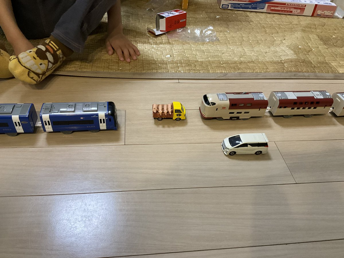 oshokawa's tweet photo. 妻と次男氏が池袋のプラレール博で買ってきた．
サンライズ:イベント限定品
豚さんトミカ:イベント限定品
アルファード:一昨日昨日の旅行でレンタカーで借りてたので(？)

ミュースカイ:これは昨日モンキパークで購入 https://t.co/0liZbdEwPs