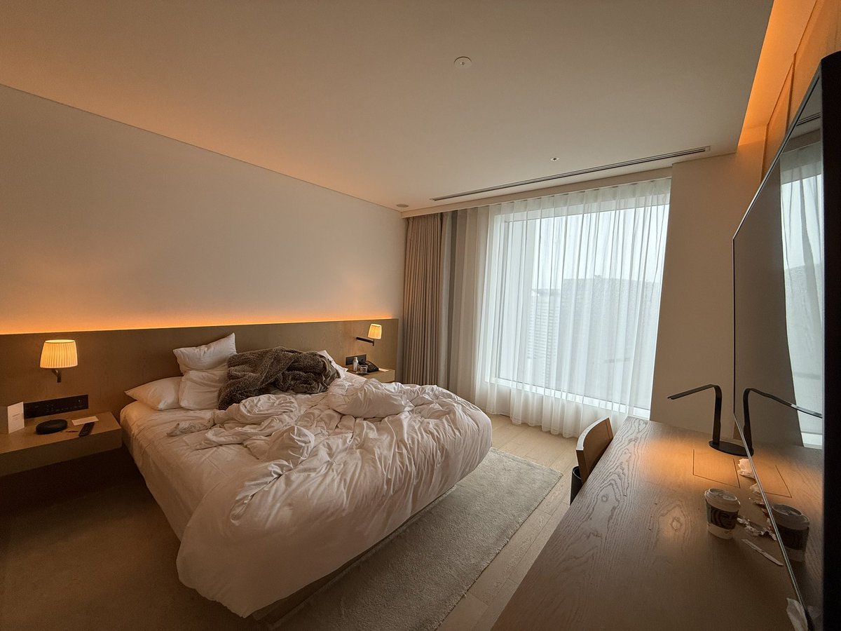 marriott2023's tweet image. 東京エディション虎ノ門。98500PでGWに宿泊し、NUAでスイート1キングシティビューにUG。レイトチェックもできたので、子供とプール三昧でした。
部屋汚くてごめんなさい。
誕プレで朝食無料とケーキ、お花頂きました。
#東京エディション虎ノ門
#NUA