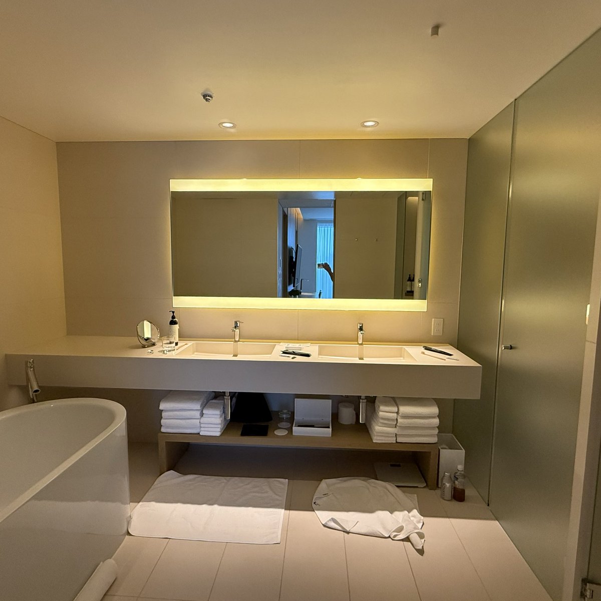 marriott2023's tweet image. 東京エディション虎ノ門。98500PでGWに宿泊し、NUAでスイート1キングシティビューにUG。レイトチェックもできたので、子供とプール三昧でした。
部屋汚くてごめんなさい。
誕プレで朝食無料とケーキ、お花頂きました。
#東京エディション虎ノ門
#NUA