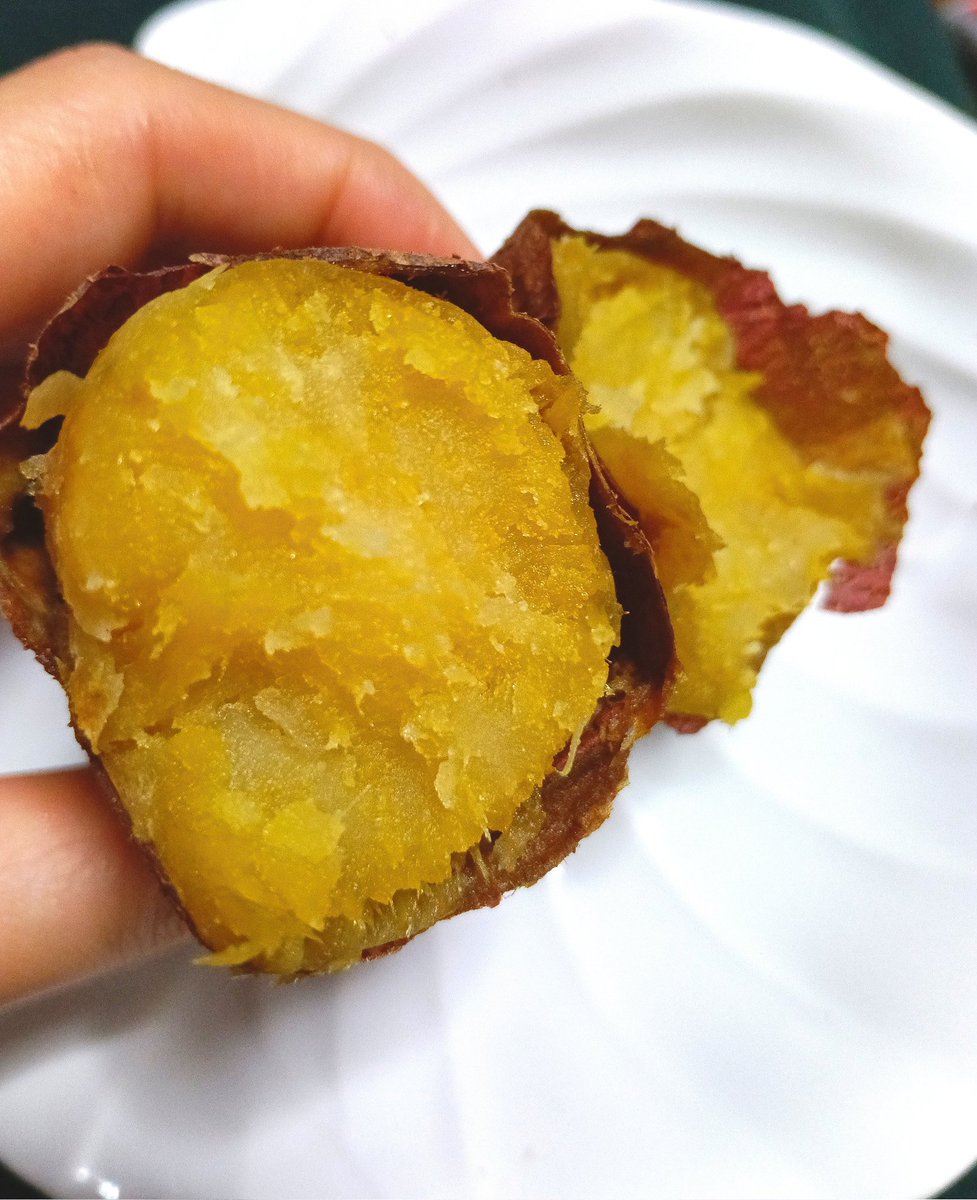 さわやかの焼き芋とうとう買ってしまった🥰&amp;さつまいもとスイートポテト2個もこの際一気に購入🤭美味しすぎる✨焼き芋3キロだったから冷凍庫に入るか心配だったけど何とか行けた😂今後食料危機が来るかもしれないからさつまいももう少しストックしておきたいんだよね。芽が出たら再生栽培してみるか🤔