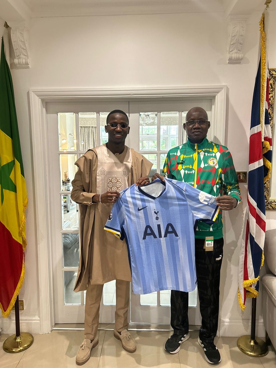 Ambassador General Cheikh Wade hosted Tottenham's Pape Matar Sarr at his Residence on 05/05/2025. The Senegalese football star was accompanied by his father Sidate and two family members. The meeting was warm and productive, with both showing strong patriotism. 🦁💚🇸🇳