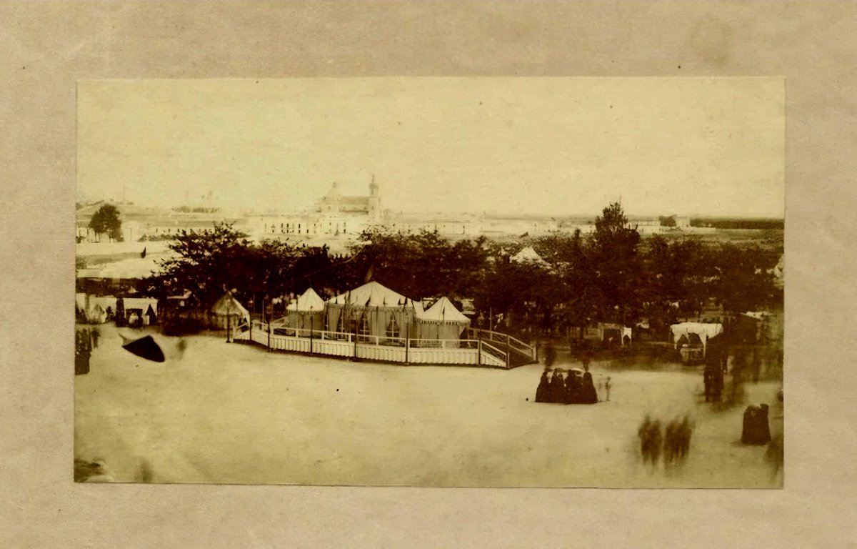 Cristóbal Cervantes (@ccervantesh) on Twitter photo La foto más antigua de la Feria. Año 1859, la caseta de los Duques de Montpensier retratada por el fotógrafo sevillano Francisco Leygonier. Una página de nuestra historia
y una obra de arte que, naturalmente, se conserva en el <a href="/MuseoBASe/">Museo de Bellas Artes de Sevilla</a> #FeriadeAbril #Sevilla La foto más antigua de la Feria. Año 1859, la caseta de los Duques de Montpensier retratada por el fotógrafo sevillano Francisco Leygonier. Una página de nuestra historia
y una obra de arte que, naturalmente, se conserva en el <a href="/MuseoBASe/">Museo de Bellas Artes de Sevilla</a> #FeriadeAbril #Sevilla