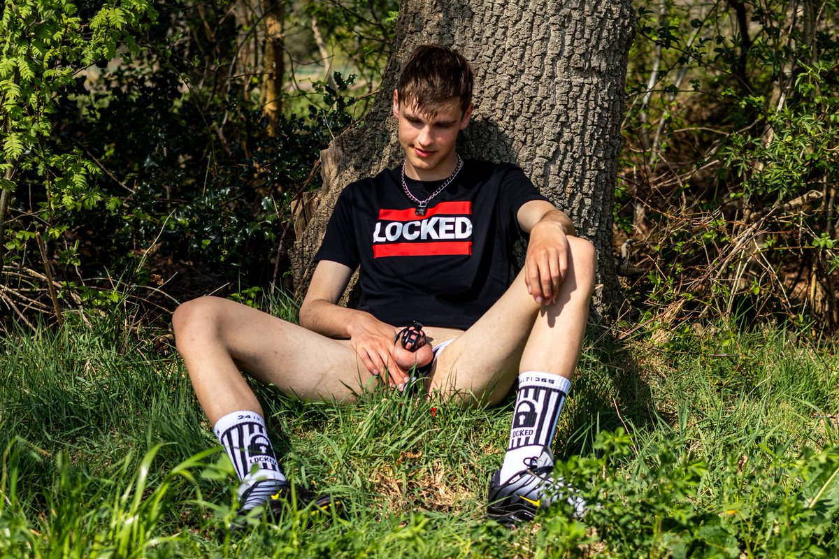 Omw to Paris, staying there for a week. Anyone interested in grabbing dinner with this sub boy in Paris tonight?

📸: Kind_fault on insta