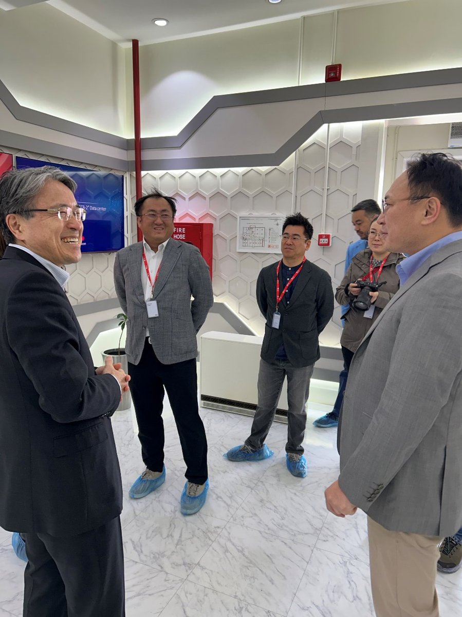 5 сарын 4-ний өдөр, Элчин сайд М.Игавахара нь Цахим хөгжил, инновац, харилцаа холбооны сайд Ц.Баатархүүгийн хамт  Мобикомын дата төвтэй танилцав.
mn.emb-japan.go.jp/itpr_ja/mobico…