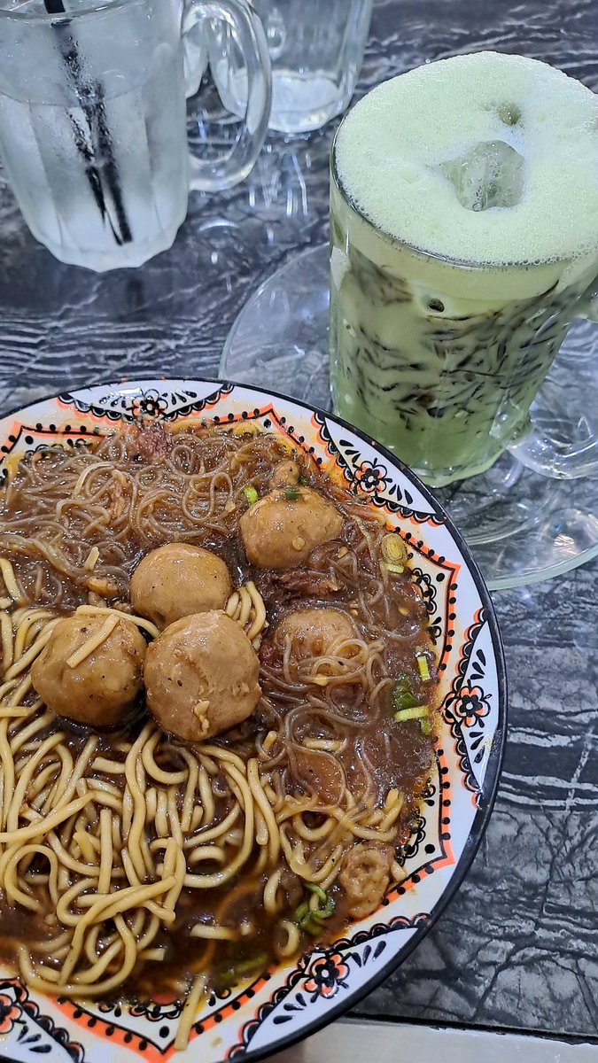 ftnnfs's tweet photo. @FOODFESS2 Yang pengen bolu pisang coklat nya bole mampirrr https://t.co/QcXlpFEN3U  😋
Bakso kuah lada hitam bessttt 🤤 https://t.co/Wyc0giYeNp