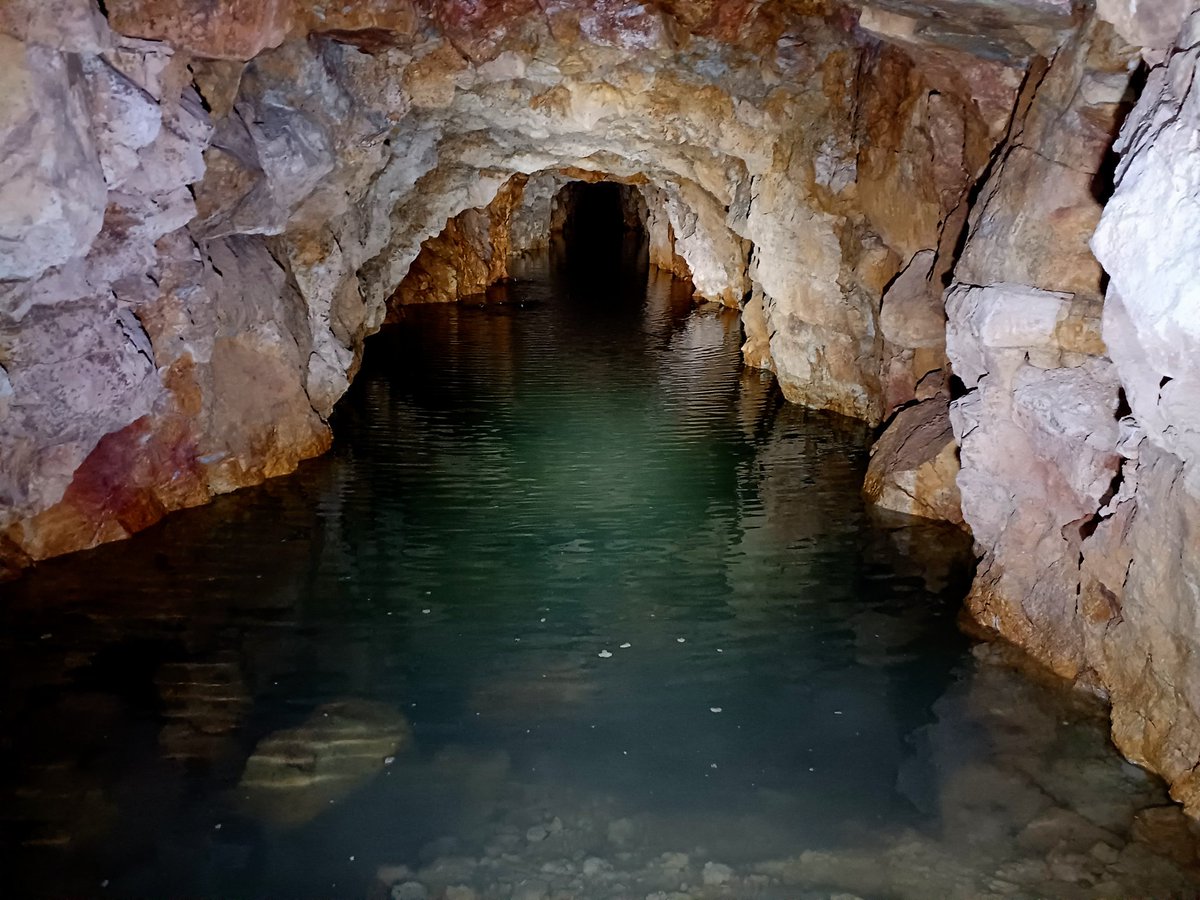 mokmok204's tweet image. 林道の先にあった物。
古代遺跡のような鉱山施設跡。