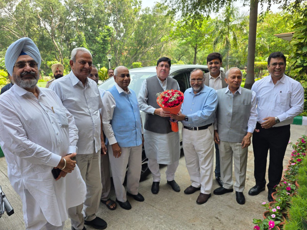 ICAR-राष्ट्रीय कृषि अर्थशास्त्र एवं नीति अनुसंधान संस्थान, नई दिल्ली आगमन पर ICAR के डायरेक्टर डॉ पी एस बिरथल ने अभिवादन किया।

इफको के प्रबंध निदेशक डॉ यू एस अवस्थी, निदेशक श्री प्रहलाद सिंह, श्री जगदीपसिंह नकई, विपणन निदेशक योगेन्द्र कुमार, MSP कमिटी के विनोद आनंद समेत गणमान्य