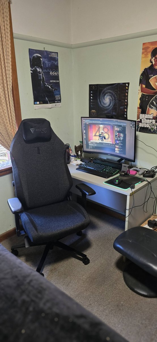 Heyallo's tweet image. Finally finished setting up my new #secretlab Titan Evo. sooo comfy!