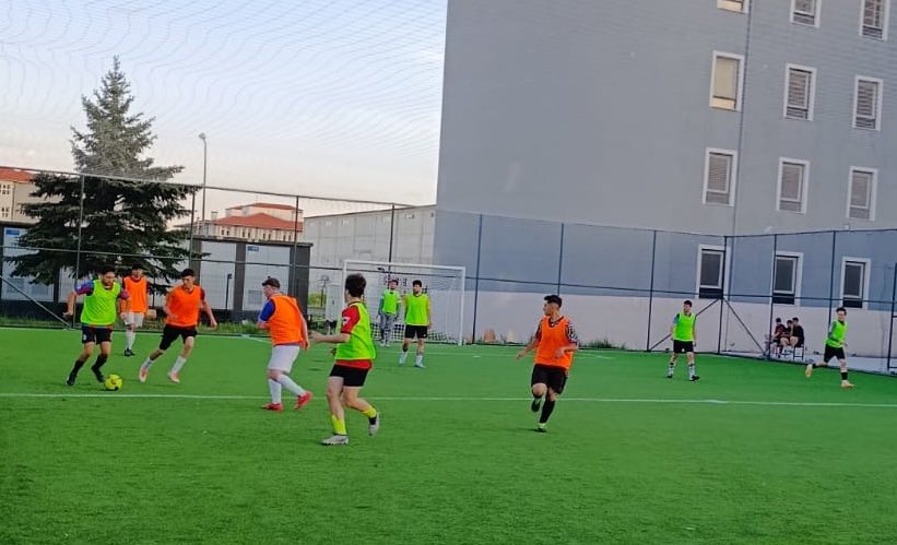 📍Tınaztepe Yurdu

Bahar coşkusu halısahaya taşındı! ⚽️ Bahar yarıyılı futbol turnuvamız başladı. Öğrencilerimize 3 hafta boyunca sürecek bu heyecan dolu mücadelede başarılar dileriz!

<a href="/OA_BAK/">Dr. Osman Aşkın Bak</a> <a href="/gencliksporbak/">Gençlik ve Spor Bakanlığı 🇹🇷</a>