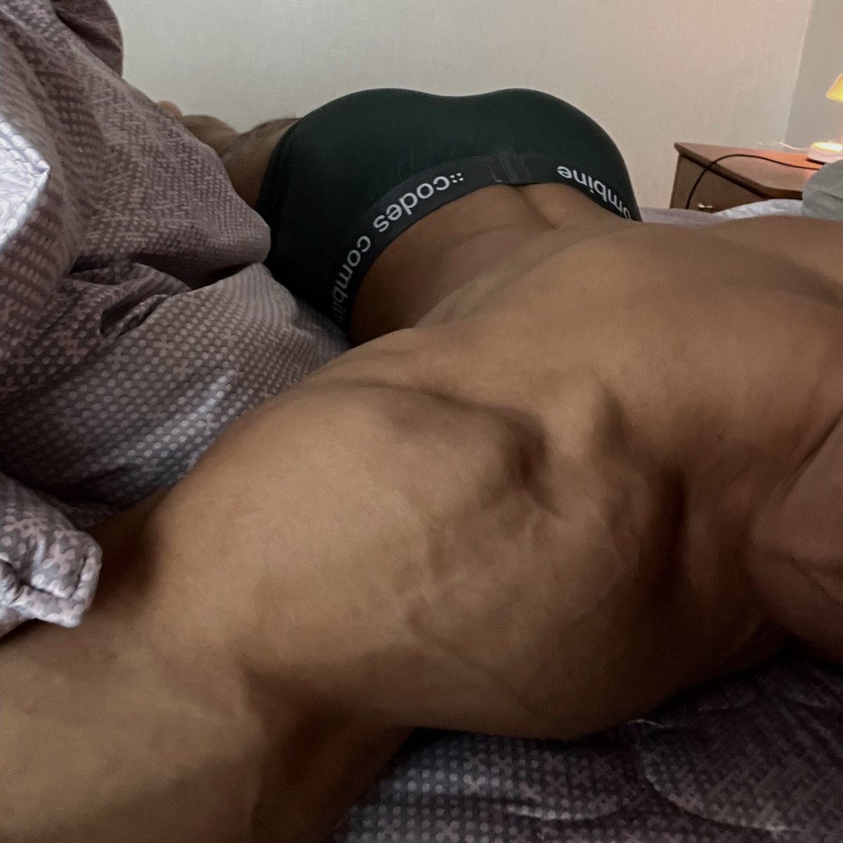 자지 부랄 후장 순으로 애무받으면 극락인데
나도모르게 이상한소리나옴 ㅋㅋ