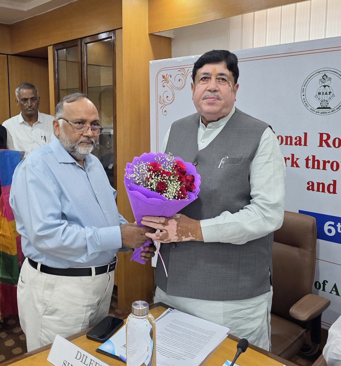 सहकारी वस्तु एवं आर्थिक क्षेत्रों के माध्यम से सहकारी आर्थिक ढांचे पर उच्च स्तरीय राष्ट्रीय गोलमेज बैठक में ICAR के निदेशक डॉ पी एस बिरथल ने अभिवादन किया।

धन्यवाद🙏

📍ICAR, नई दिल्ही