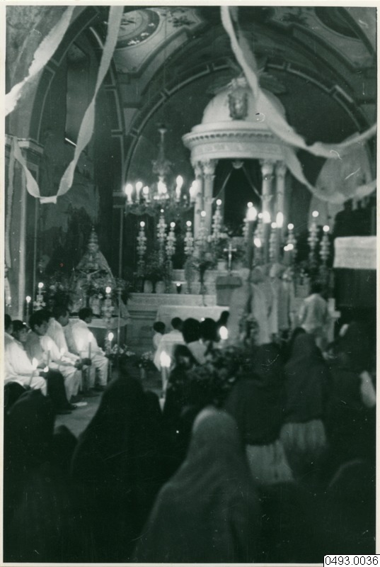 ¿Sabes que la esperanza a veces consiste sólo en una pregunta sin respuesta?
-Clarice Lispector

"They are all candles", Tepoztlán, 1952. Archivo Carlotta.