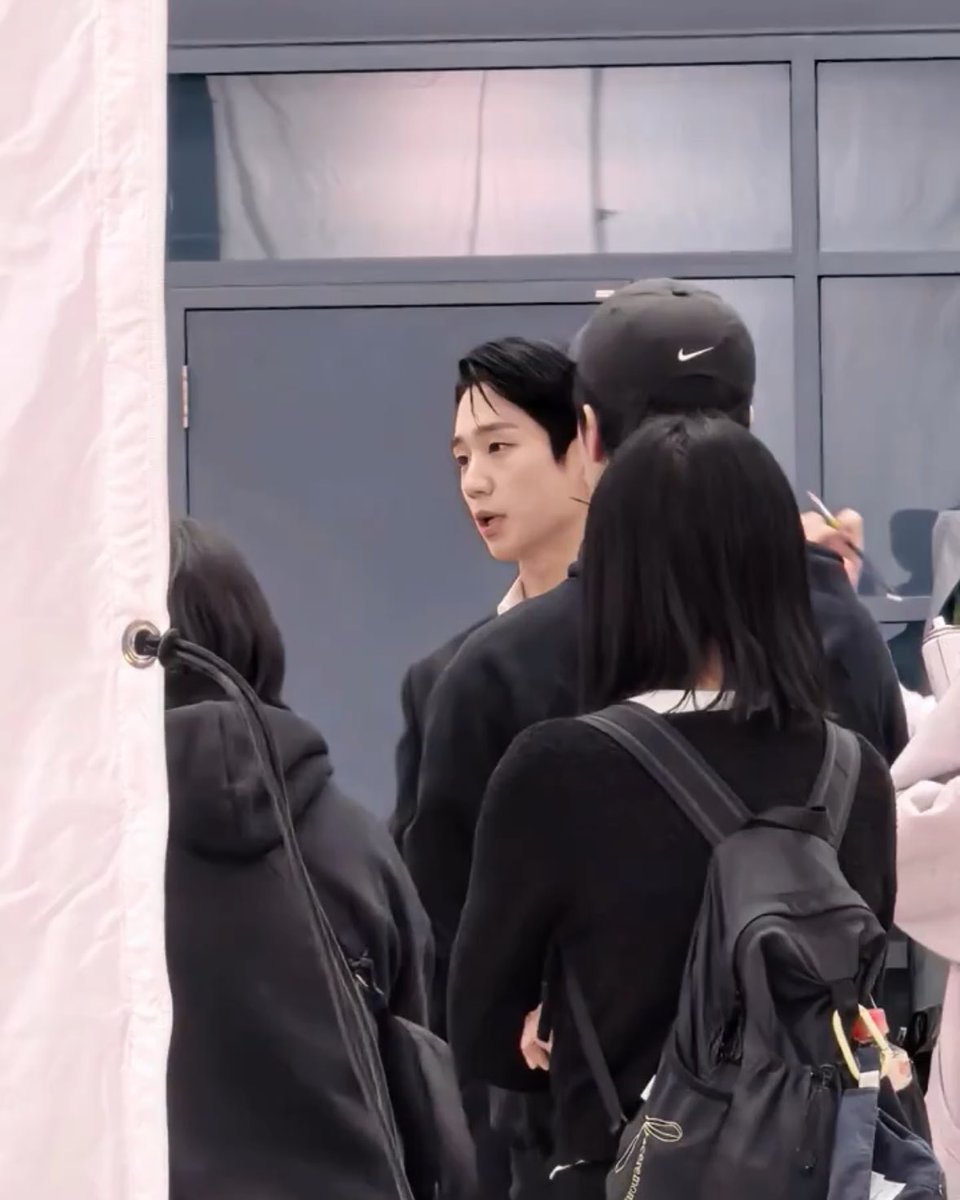 정해인 차기작 목격짤 뜬 거 분위기 완전 달라서 빨리 보고싶음....//