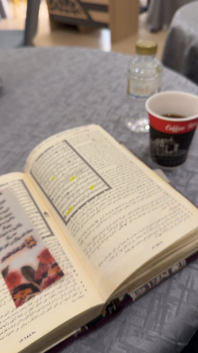 keem_570's tweet photo. الورد القُرآني : نعيم المؤمن وراحته الأبدية، لا شيء يُعادل سكون النّفس وطمأنينة القلب بعد القرآن، كأن الحياة بأسرها تُصبح بداخله جنّة، من لزم وردًا يوميًا يسير عليه فقد نال بذلك معنى الحياة المطمئنّة، الحياة التي لا شتات فيها ولا قلق 
قال تعالى : ( ألا بذكرِ الله تطمئنّ القلوب) https://t.co/Fgv1v8Drrh