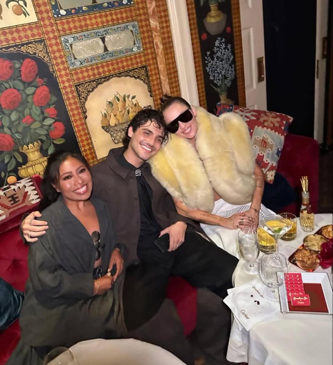 Indie5051's tweet image. Miley Cyrus, Humbe y Yalitza Aparicio juntos en una foto