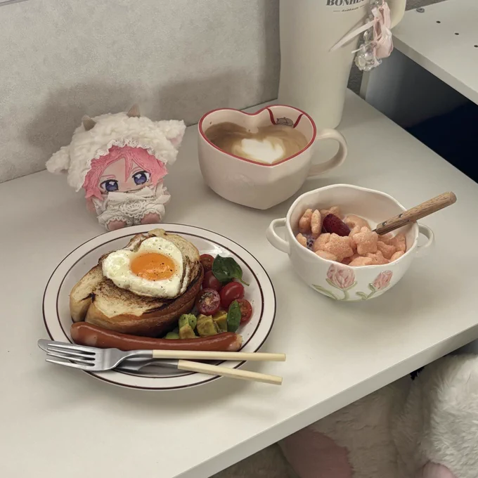 𝒎𝒐𝒓𝒏𝒊𝒏𝒈. おそく起きてしまったからランチもかねそなえている