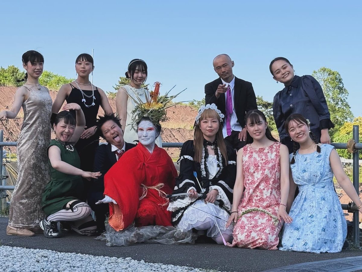 yamako_415's tweet photo. 中間アヤカ『グルーヴィ・グレイヴ』@駿府城公園

築城から徳川家康、陸軍、静岡市と色んな人の手が加わって400年。発掘と埋立の繰り返しの中に一瞬この作品が土地に刻まれた。
昔の人の営みをみんなで想像しながら踊���てとっても素敵な作品です。みなさん本当にお疲れ様でした！#グルーヴィグレイヴ https://t.co/pebbMfoqxW