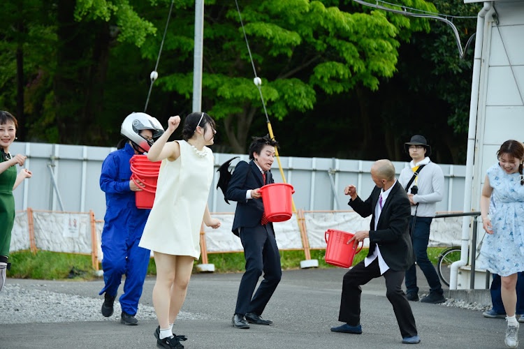 yamako_415's tweet photo. 中間アヤカ『グルーヴィ・グレイヴ』@駿府城公園

築城から徳川家康、陸軍、静岡市と色んな人の手が加わって400年。発掘と埋立の繰り返しの中に一瞬この作品が土地に刻まれた。
昔の人の営みをみんなで想像しながら踊���てとっても素敵な作品です。みなさん本当にお疲れ様でした！#グルーヴィグレイヴ https://t.co/pebbMfoqxW