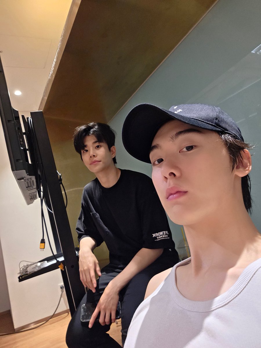offclASTRO's tweet photo. 로하의 임무를 명 받았습니다!
따나라치 임무 수행하게씁니다 로하를 위해 찰칵찰칵📸📸 https://t.co/KALE3fXege