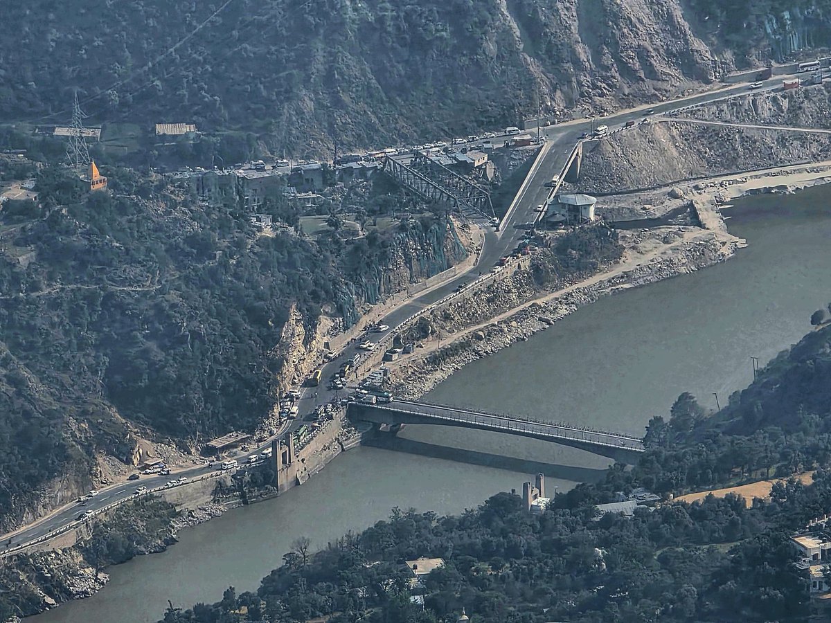 DrMuddasser's tweet photo. The mighty Chenab flowing down the valley 
#ChenabRiver https://t.co/t76u4VSN7Z
