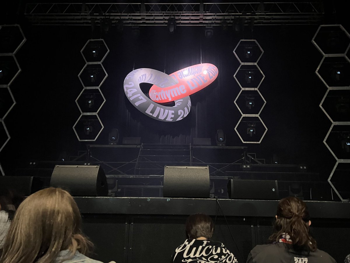 youbaseball0820's tweet photo. 5/5『Hilcrhyme24/7Live』Zepp Haneda
前から３列目ど真ん中最高でした!!
新曲も登場曲も最高でした🤩

TOCさんのタオル貰った人に嫉妬…
東京から東京。
ちょっと東京。

MCも最高👍 https://t.co/28AUmogk6s