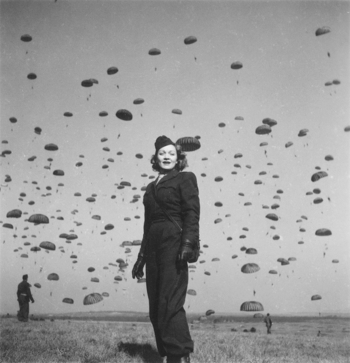 Sie war das Gesicht des freien Deutschland. Als Hollywoodstar sang sie an den Fronten des Zweiten Weltkriegs für die alliierten Truppen. Als sie gefragt wurde, warum sie Antifaschistin geworden sei, antwortete sie: „Aus Anstand.”

Marlene Dietrich, 
gestorben am 6. Mai 1992