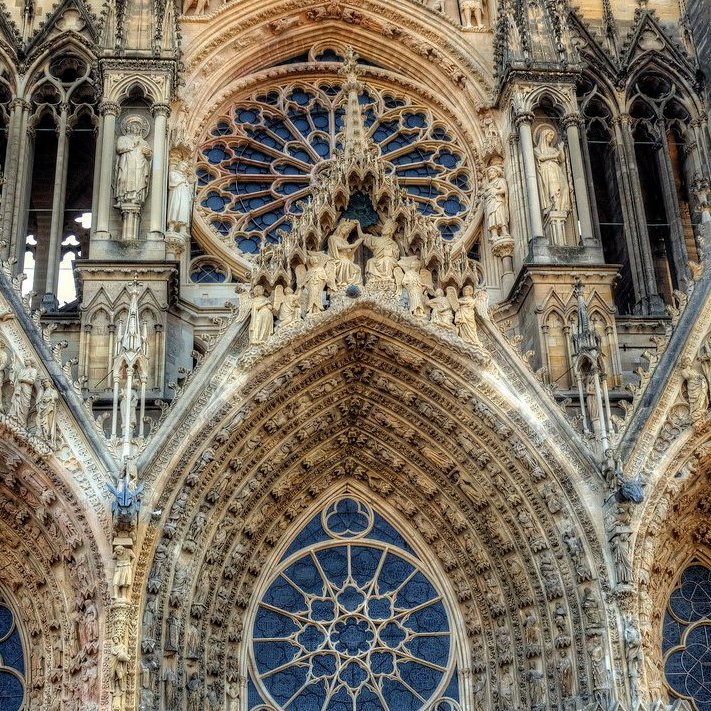 Les premières pierres de la cathédrale de Reims sont posées le 6 mai 1211.

🔸La cathédrale est construite pour l'essentiel en 60 ans
🔸 Sur les 2302 statues, 58 statues de roi composent la façade
🔸 La charpente, dont le volume s'élève à 2000 mètres cubes, pèse 1600 tonnes
🔸