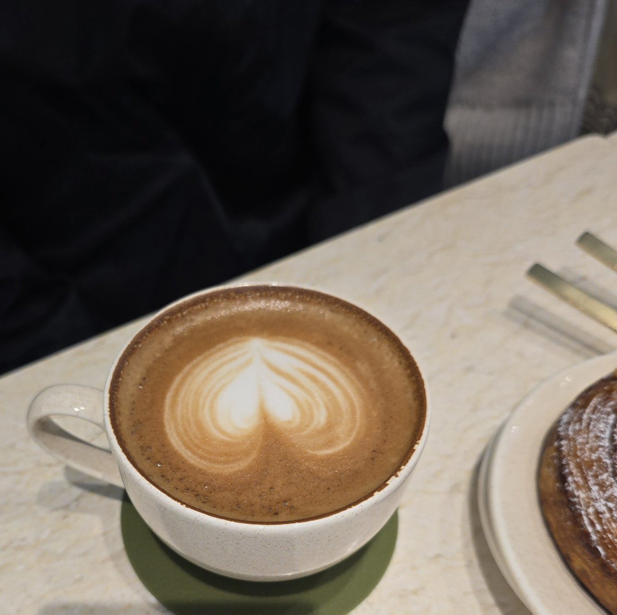 아뜰리에 은유재 
카페에서 바라보는 풍경이 정말 힐링 그자체❤️
어린이날 어버이날 주간 내내 외출행 찍고나니 내  휴일이 어디갔...🥹
트친님들 휴일 마지막 알차게 보내시기🫶