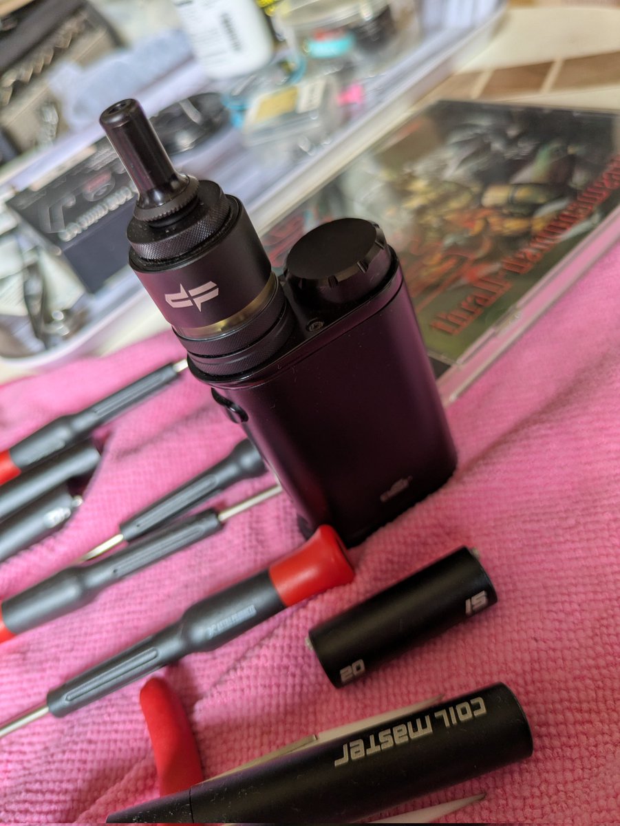 こんにちは。🙂
GW最終日の今日は久しぶりにDigiFlavor Sirenのビルド！　小ぶりなデッキなもんで目がチカチカしてます。😂
内径2.0㍉、6巻、0.42Ω、自分的に上手くできました。🙂　はてさて何のリキッド入れましょうかね🤔
#vape好きな人と繋がりたい
