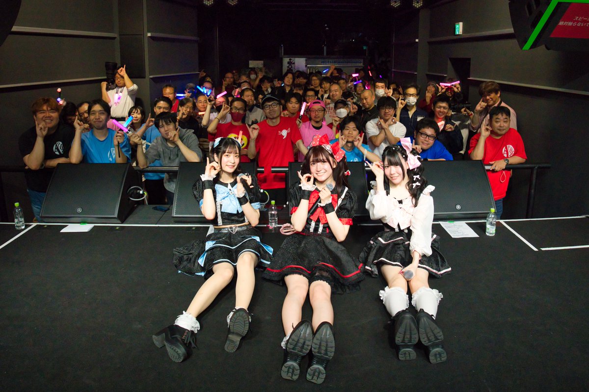 いつもアポストロフィを応援いただき、誠にありがとうございます。

昨日は「アポストロフィ現体制終了ライブ」に足を運んでいただき、本当にありがとうございました。

この体制での最後のステージを、皆さんと一緒に迎えられたこと、メンバー・スタッフ一同、心より感謝しております。