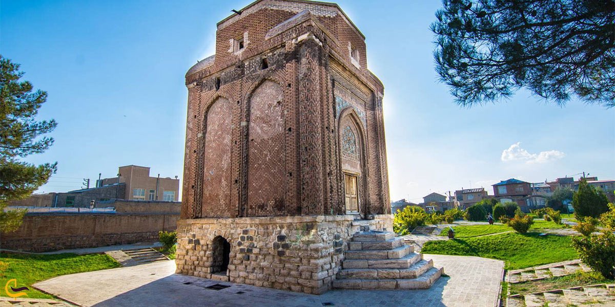 IRANinSGP's tweet photo. The #Maragheh Observatory, a 13th-century scientific marvel founded by Khajeh Nasir al-Din Tusi, where astronomy, math & wisdom came together—marking a turning point in Islamic scientific history.
#MaraghehObservatory
#IslamicScience
#Iran
#Tusi https://t.co/9WwgrtL73K
