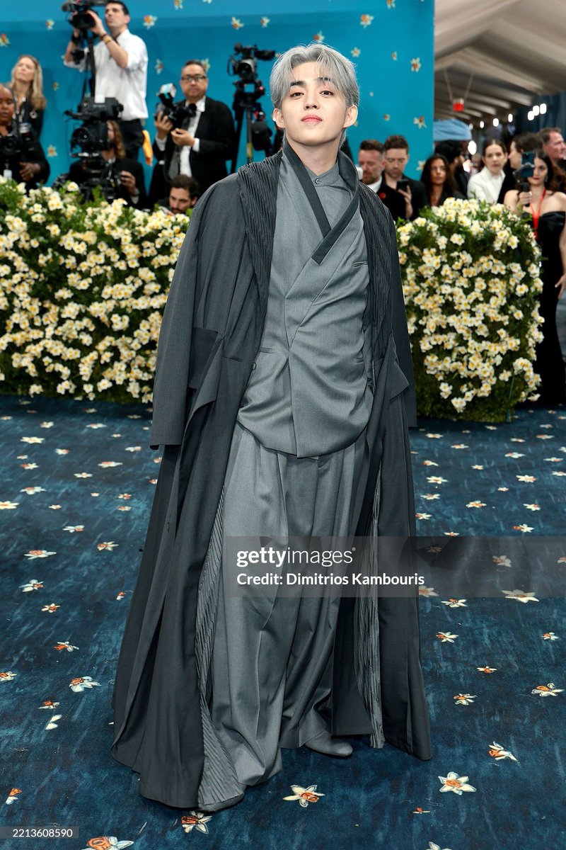 adore seeing celebs mix their native wear into this theme 🤏🏾 this is what tailoring and dandyism is all about!