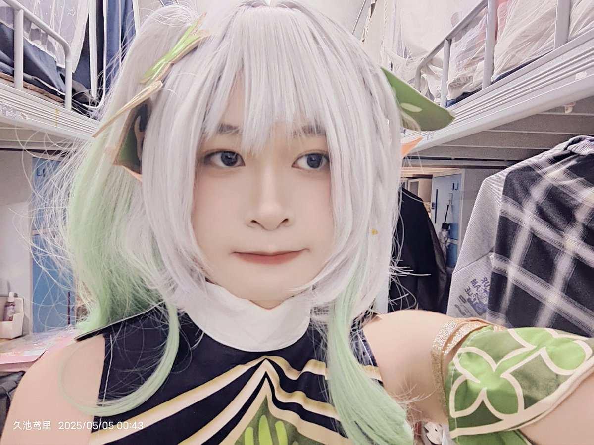 在宿舍里偷偷出cos