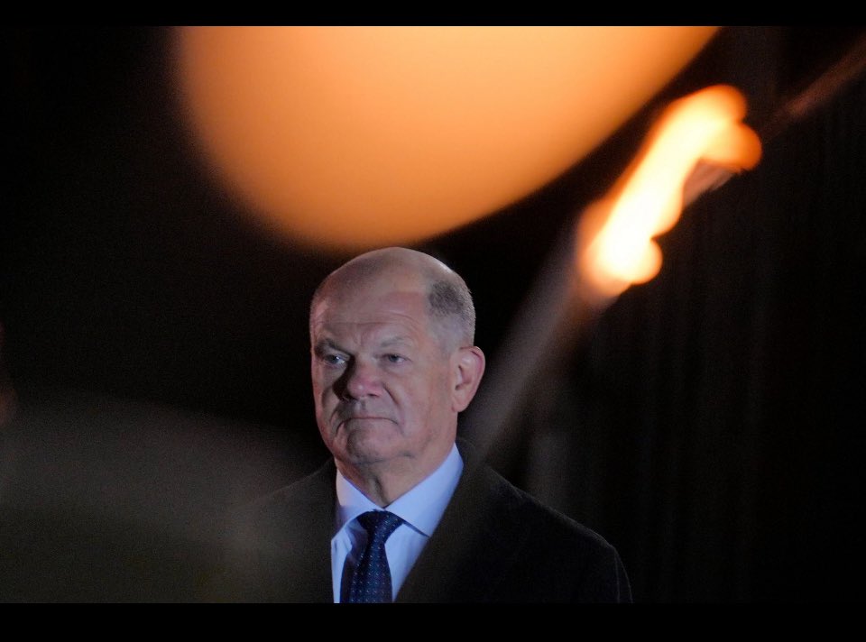 Michael Stifter (@stiftermichael) on Twitter photo Olaf Scholz geht also mit "Respect". Der Große Zapfenstreich. Ein Machtwechsel in Frieden und gegenseitiger Wertschätzung. Nicht selbstverständlich, weniger denn je. Wir können sehr dankbar dafür sein. #Scholz #Merz
Bild: <a href="/KappelerMichael/">michael kappeler</a> #dpa Olaf Scholz geht also mit "Respect". Der Große Zapfenstreich. Ein Machtwechsel in Frieden und gegenseitiger Wertschätzung. Nicht selbstverständlich, weniger denn je. Wir können sehr dankbar dafür sein. #Scholz #Merz
Bild: <a href="/KappelerMichael/">michael kappeler</a> #dpa