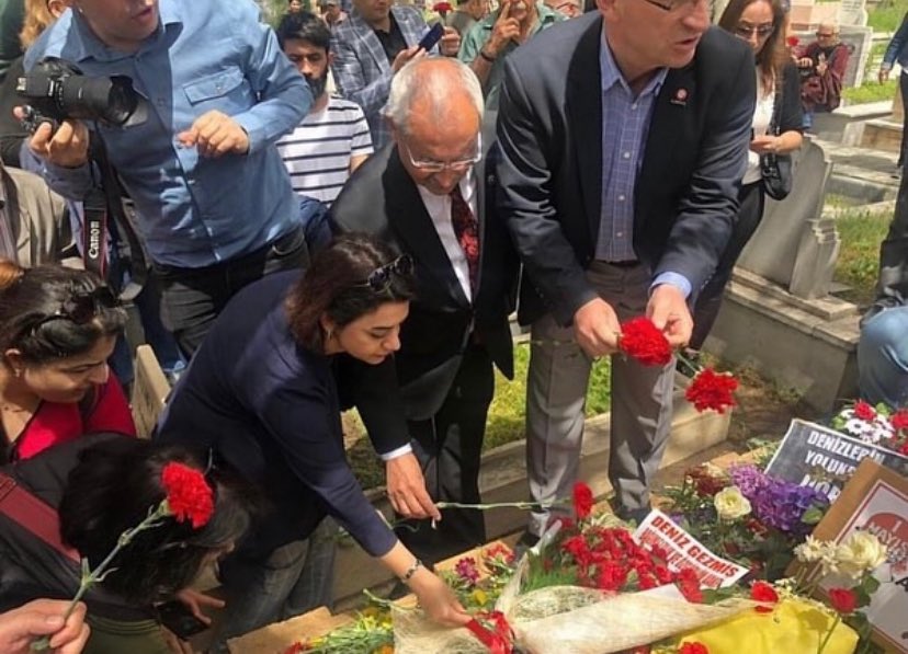 Vatan, onu parsel parsel satanların değil; uğrunda darağacına gidenlerin vatanıdır.”

Tam bağımsız Türkiye hayali için mücadelerinden vazgeçmeyen,  Deniz Gezmiş, Yusuf Aslan, Hüseyin İnan… Dar Ağacında Üç Fidan... Bu ülkenin tarihinde kapkara bir leke...