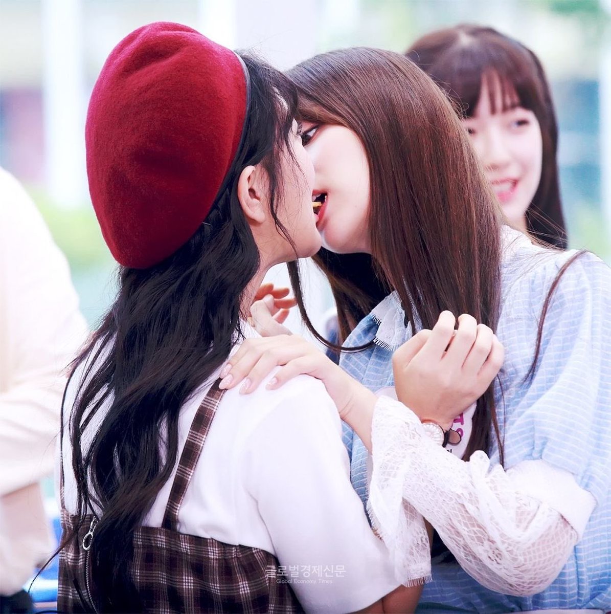 haemjaa's tweet photo. 뒷통수 붙잡고 다가가던 빵젼 노챙도 좋지만
어깨에 손 올리고 다가가는 동갑내기들이 좋다
멜로눈깔로 돌진하는 이나귱과 대비되게 굳어서 어쩔줄 모르는 이서엱 손이 참 https://t.co/2F4bbjVVQ3