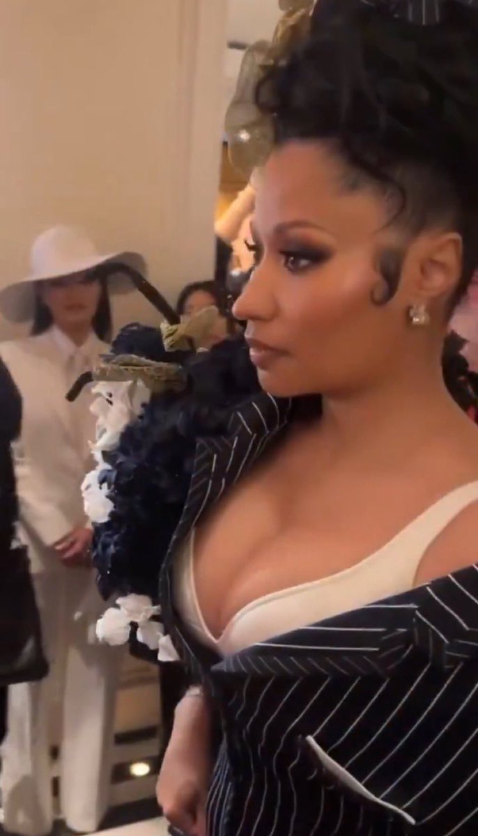 OneOfNickis9s's tweet photo. Zendaya look like a proud mom in the back https://t.co/Nby3WMcuNc