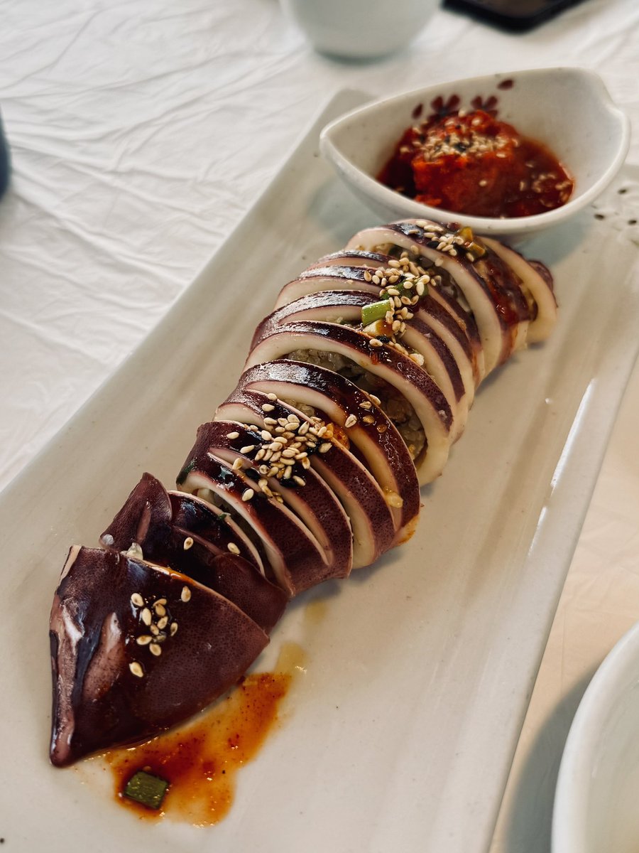 원래 오징어순대는 계란물을 입혀 부쳐내는 동그랑땡이 아니었을 것입니다.

진짜 오징어순대는 속을 비운 오징어 안에 찹쌀과 소고기, 야채를 정성스럽게 채워 넣고, 그대로 쪄내 바다의 숨결과 산의 맛이 실향의 사연과 함께 담겨진 음식이었습니다.

속초 진양횟집의 오징어순대는 그 전통을