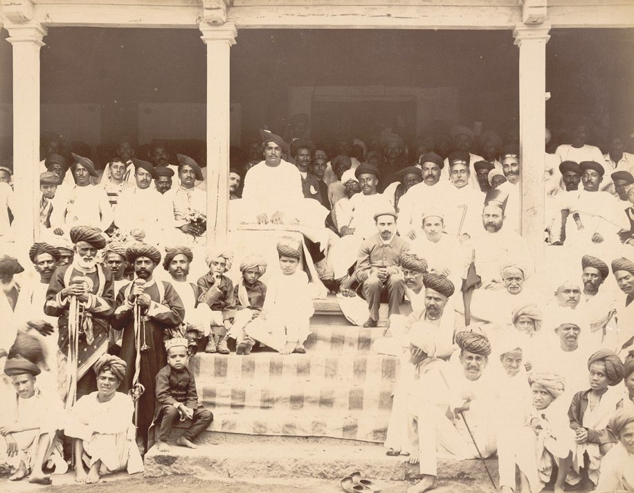 #Thread 🧵
लोकराजा छत्रपती शाहू महाराजांनी स्त्रीमुक्ती करीता घेतलेले क्रांतीकारी पुरोगामी निर्णय. 

१) पुनर्विवाह नोंदणी कायदा (रिमॅरेज रजिस्ट्रेशन लॉ ) -  जुलै १९१७ मध्ये कोल्हापूर संस्थानात ‘रिमॅरेज रजिस्ट्रेशन लॉ’ पास केला गेला. हा कायदा विधवा स्रियांकरिता जीवनमुक्तीचा होता.