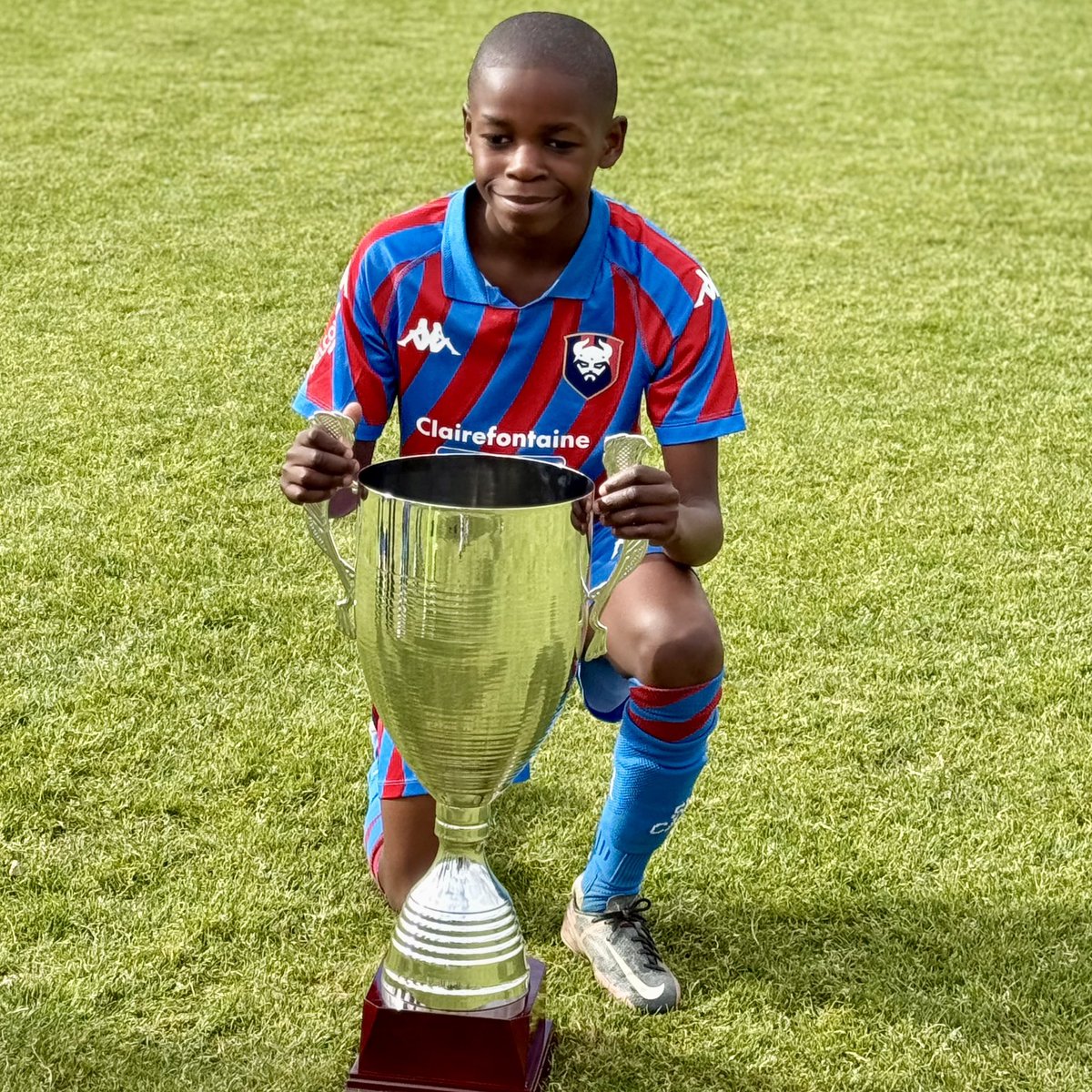 WorldElites_ent's tweet photo. Vainqueur de la SCNA Cup 2025.
Le 19 et 20 avril 2025, @OwenVangu participe à la 6 ème édition de la SCNA Cup 2025 à Derval.
Il remporte le tournoi avec les u12 du SM Caen entraîné par Paul Martin.
#Tournoi #SCNA #SCNACup #SMCaen #Football #OwenVanguKala #Vangu #VanguJr https://t.co/zJ2rTW34Qt