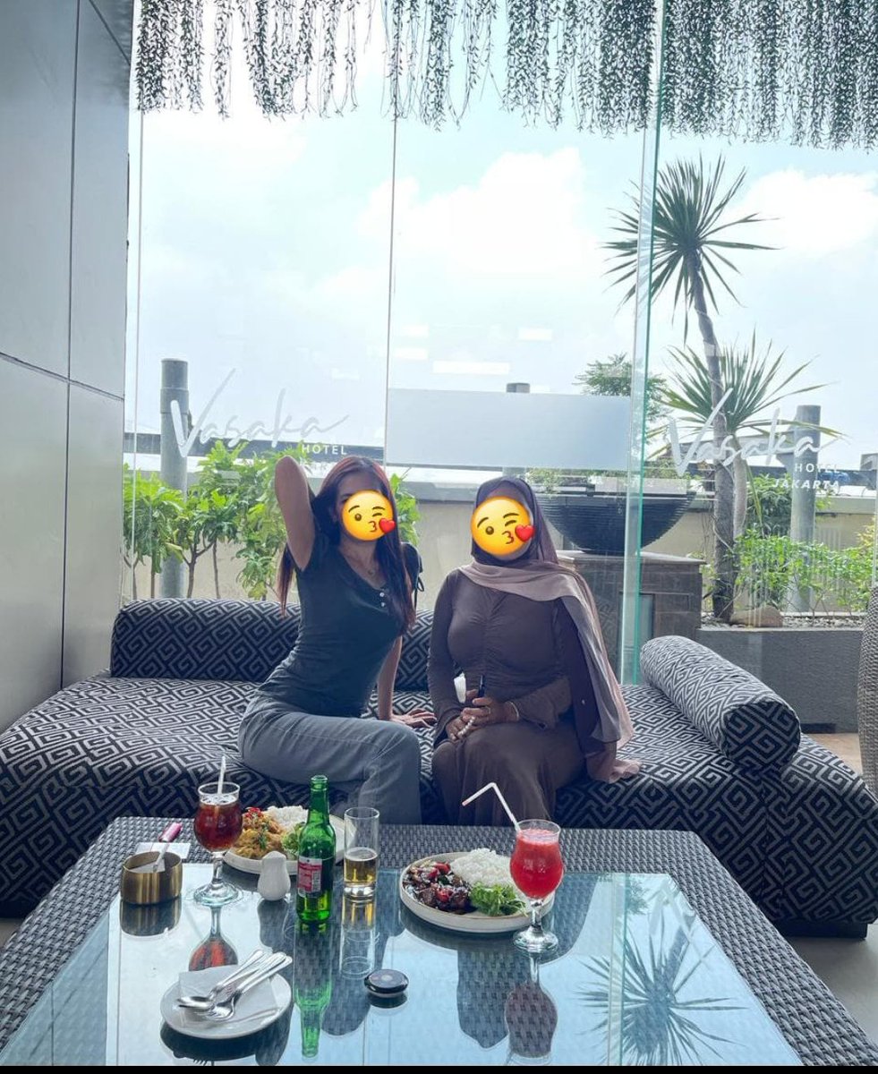Lovely__Dna's tweet photo. Lunch with @alyaaa1101 https://t.co/N3kvb5x2W5