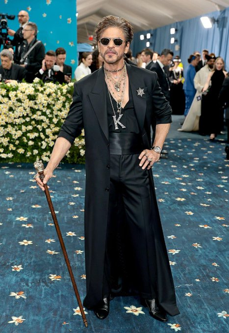 MaanBeena's tweet photo. Really looking like a King at Met Gala .

#MetGala2025 #ShahRukhKhan https://t.co/MWB1EoW7Lo