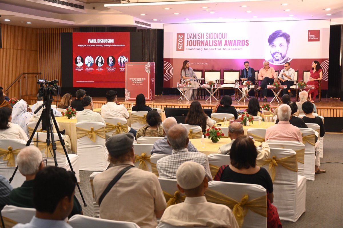 DSFAsiaOrg's tweet photo. An inspiring evening celebrating stories that matter. A heartfelt thank you to our esteemed Chief Guest, speakers, guest panelists, jury, and exceptional awardees for their invaluable contributions to journalism.

@DrSarvapriya  @jeegujja @meghnabali @saumyaphotos @_Vaishnavi_R  @DrSYQuraishi @sardesairajdeep @kishalay @vaishnaroy @gfonsecajohnson @ravishndtv @kapur_ritu
@BBCSanjoyM

#DSJA #danishsiddiqui  #journalism  #award  #photojournalism  #digitalmedia  #broadcastjournalism  #printjournalism  #courage  #integrity