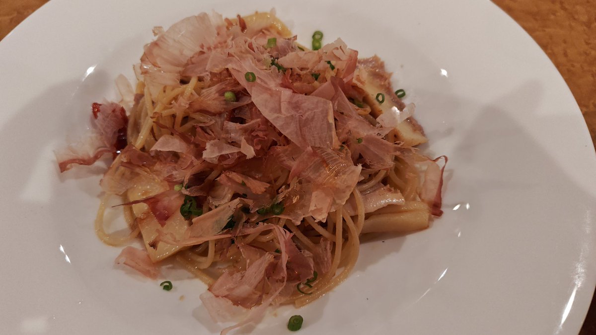 宿泊先は石巻グランドホテル。
なんかすっごい立派なホテルだな……
繁華街にも近いのではあるけど付近の居酒屋や料理店は満席、なのでホテルのレストランで食事。
ビールが染みる……
朝食もいただく、見えてないけど玉子の手前に焼き鮭はいってまする 