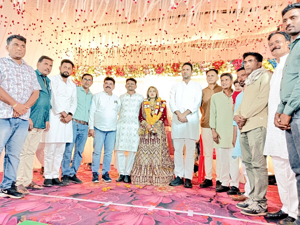 निर्धारित दौरा कार्यक्रम अंतर्गत सोमवार 5 मई को दोगावा में श्री विजयसिंह पटेल जी के यहां सुपुत्री एवं सुपुत्र के विवाह एवं कसरावद में श्री मुजाहिद खान की सुपुत्री के विवाह समारोह में सम्मिलित होकर परिवारजनों को बधाई व शुभकामनाएं प्रेषित की ।
#कसरावद_मेरा_परिवार