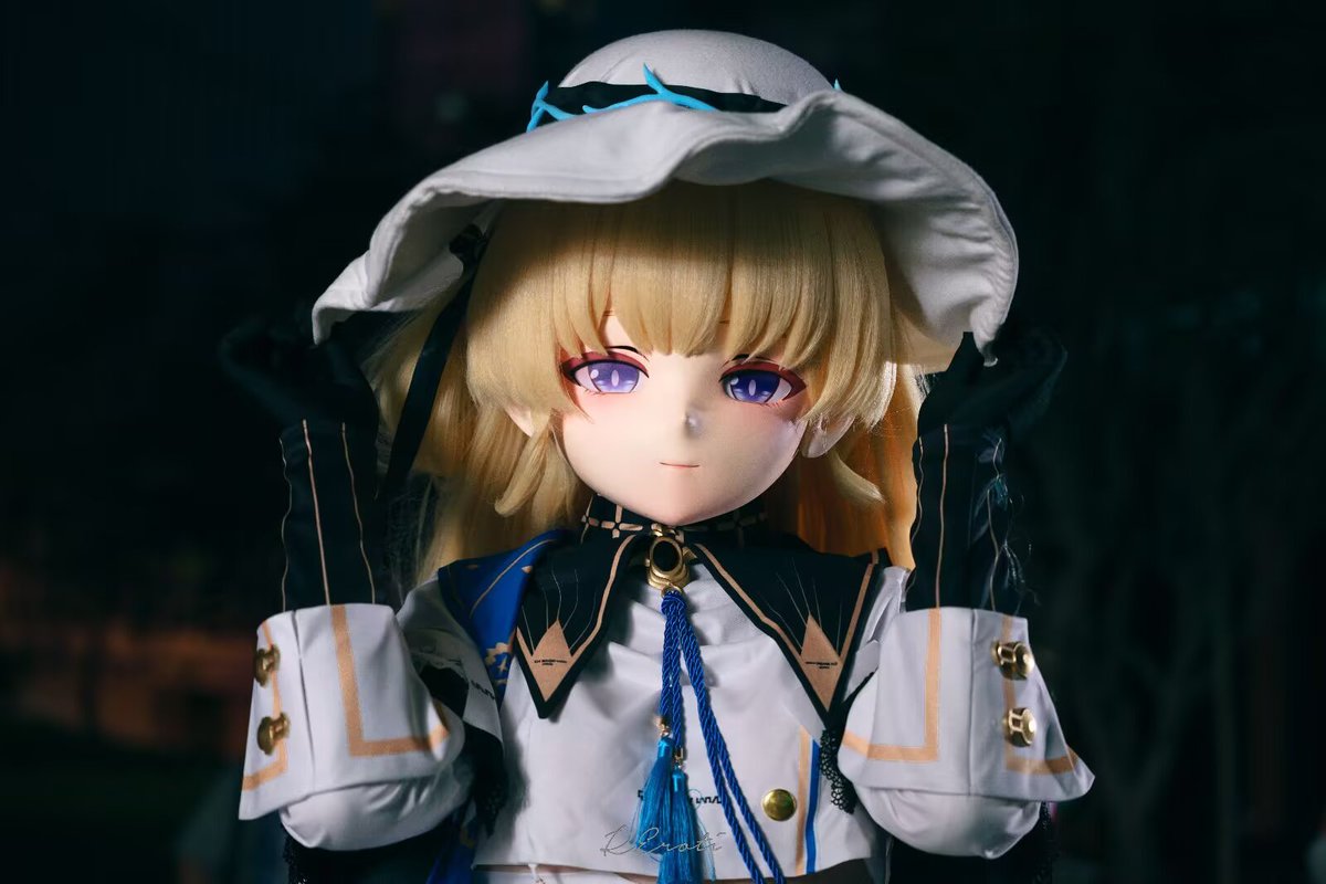 猪头菲比来了，重发版
感谢白卡的拍照，以及<a href="/YuriSuki2233/">Yurii</a>的灯光和动作指导。
#鸣潮 #菲比