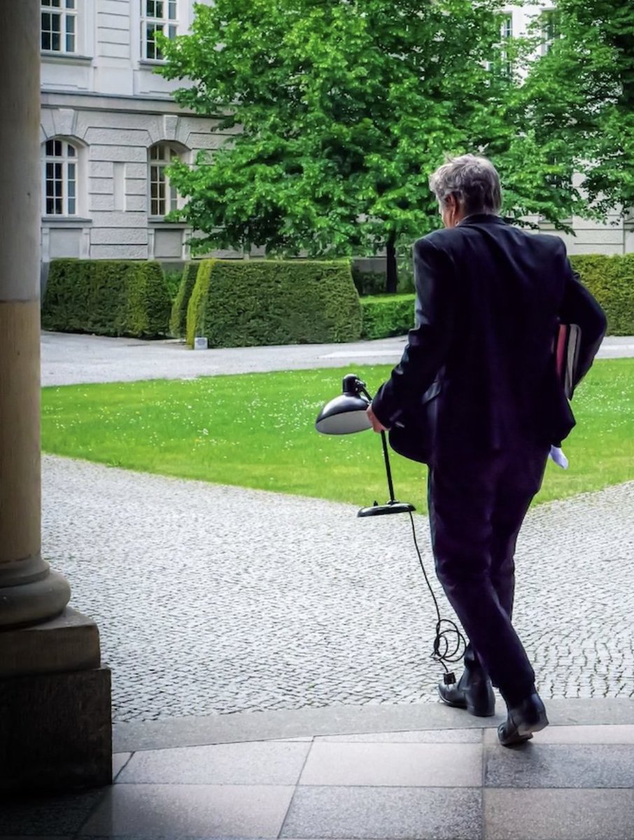 Kleine Raterunde am Morgen: Wer verlässt denn da gerade sein (Minister*_innen-)Büro...und was plant er mit der Schreibtischlampe...? Fragen über Fragen...😉🤔